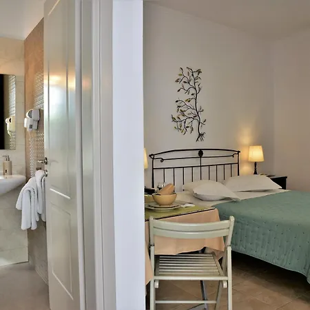 Ostria Studios 2* Adamantas (Milos)