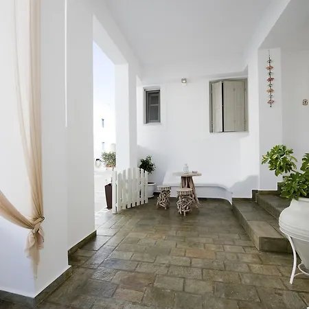 Ostria 2* Adamantas (Milos)
