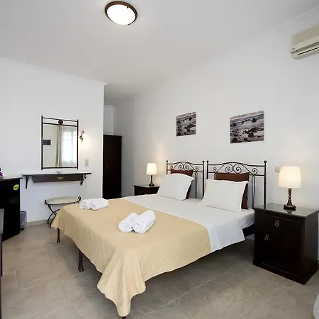 Ostria Hotel apartamentowy Adamantas (Milos)