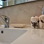 Ostria Lägenhetshotell Adamantas (Milos)